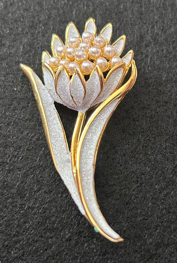 Vintage blooming flower brooch with faux pearl cen