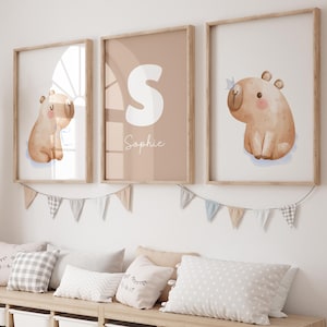 Juego de 3 impresiones de pared personalizadas de capibara para guardería, con nombre personalizado, decoración neutra para habitación de bebé, animales de la sabana, regalo para recién nacido, imprimible