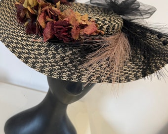 Elegante sombrero en tonos negros y blancos con flores de colores. Ascot, deshierbe y eventos.