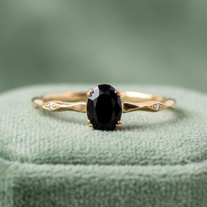 Anello con tormalina nera naturale, anello impilabile con tormalina nera taglio ovale, anello minimalista in argento sterling, anello anniversario in oro massiccio 14 carati