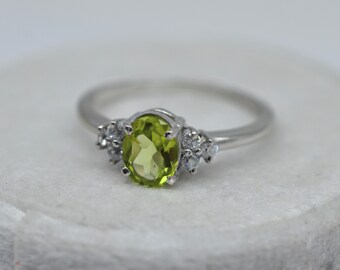 Anillo de peridoto natural-Anillo de peridoto ovalado-Anillo de peridoto verde-Anillo minimalista-Anillo de declaración-Anillo de novia-Anillo de plata esterlina-Anillo de oro sólido de 14K