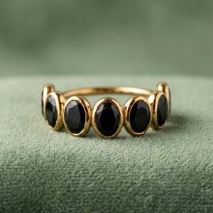 Halv alliansring med naturlig svart turmalin, minimalistisk oval vigselring med turmalin, jubileumsring i 14 karat massivt guld som present