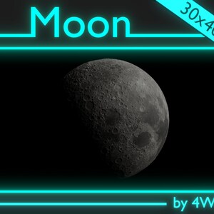 Puede incluir: Una imagen en blanco y negro de la luna sobre un fondo negro. La imagen está enmarcada con un borde de neón azul brillante. El texto "Moon" está en letras de neón blancas grandes en la parte superior de la imagen. El texto "30x40cm" está en letras de neón blancas en la esquina superior derecha de la imagen. El texto "by 4Wobi" está en letras de neón blancas en la esquina inferior derecha de la imagen.