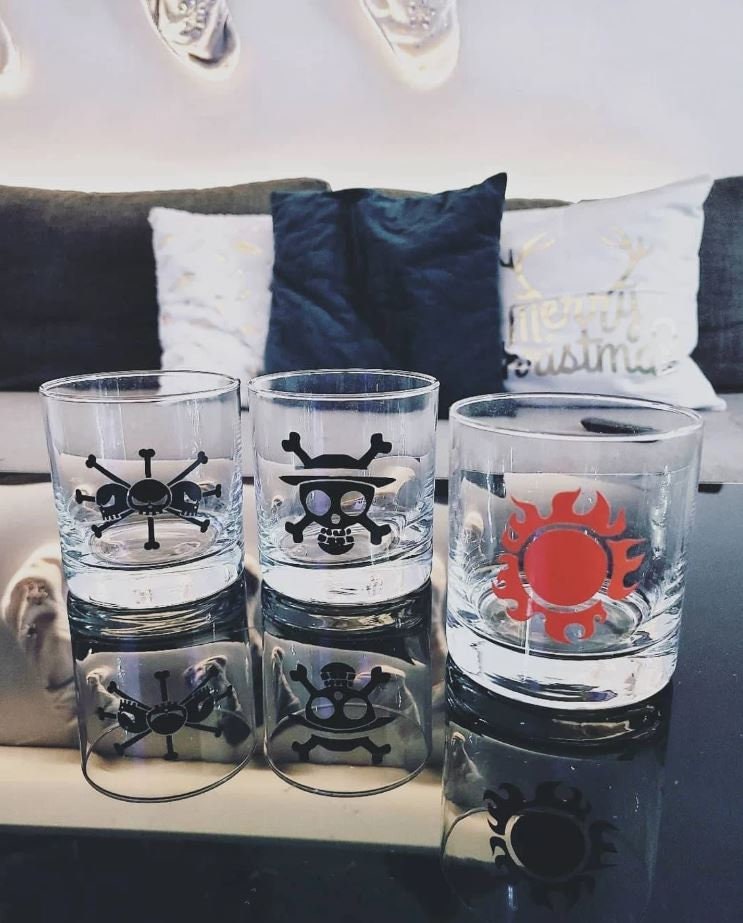 ABYSTYLE One Piece Straw Hat Jolly Roger Crew Gift Set Includes Drinking  Glass, Hardcover Notebook, and Pin Anime Manga Drinkware Accessories 3 Pcs  : : Home