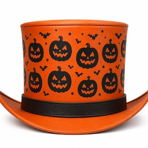 Puede incluir: Un sombrero de copa de color naranja brillante con un patrón negro repetitivo de calabazas de Halloween, pequeños murciélagos y estrellas. El sombrero incluye una banda negra sólida que rodea la base y un ala curva, con un aspecto festivo.