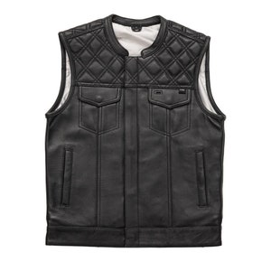 Könnte beinhalten: Eine schwarze Leder-Motorradweste mit einem rautenförmigen Steppmuster auf Vorder- und Rückseite. Die Weste hat einen Druckknopfverschluss und zwei Taschen auf der Vorderseite.
