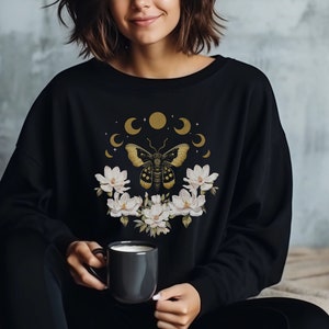 Moth Oversized Sweatshirt Light Academia Crewneck Goblincore Sweatashirt Witchy Crewneck Celestial Bug Sweatshirt Aestethic Dark Academia