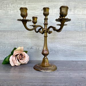 Candelabro vintage de latão ornamentado, candelabro de 5 velas, braços móveis com copos removíveis, pétalas de flores e braços, latão maciço de qualidade pesado