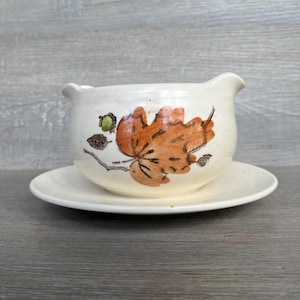 METLOX POPPY TRAIL Gravy Boat with Under Plate, Vintage Dinnerware, Made in California, Speckled Off White with Brown/Burnt Orange Leaf