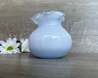 Vase à volants en verre soufflé, petit 3,5 pouces, coloration bleu très clair et blanc,