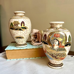 ヴィンテージの薩摩焼花瓶：手描きの陶器、金箔のディテール - Etsy 日本
