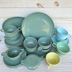 Taylor Smith Taylor Pebbleford Mönstrade Servisdelar, Vintage Keramiska Tallrikar, Koppar och Fat från 1960-talet