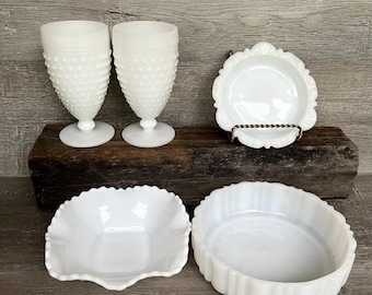 VINTAGE MILCHGLAS, Auswahl an verschiedenen Artikeln: Set mit zwei Kelchen, runder Teller, quadratischer Rüschenteller, rundes Schmuckstück oder Aschenbecher