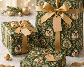 Rollo de papel de regalo barroco con diseño de bulldog inglés, papel damasco dorado y verde esmeralda.