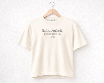 Camiseta "Introvertida pero dispuesta a hablar de perros" - Camiseta cuadrada gruesa Comfort Colors para mujer