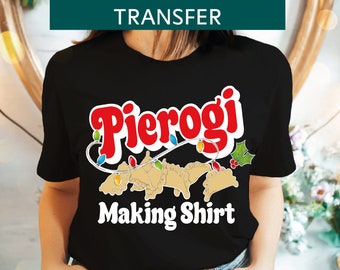 Könnte beinhalten: Schwarzes T-Shirt mit dem Wort "Pierogi" in Rot, weiß umrandet, über einer Grafik von Pierogis und Lichterketten. Der Text "Making Shirt" steht darunter. Auf der Oberseite des Shirts steht der Text "READY TO PRESS DTF TRANSFER".