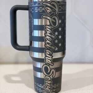 40 oz gravé au laser pour protéger et servir le gobelet avec poignée, couvercle et paille