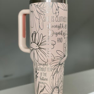 40 oz lasergegraveerde beker met bijbelvers en bloemen met handvat, deksel en rietje