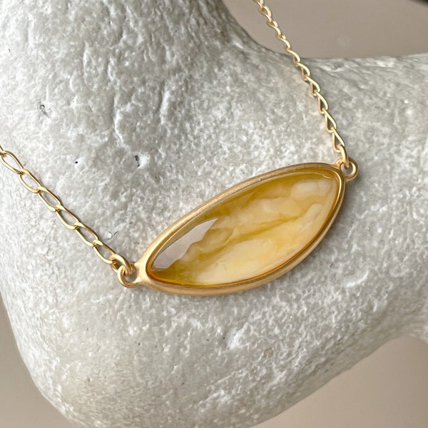 Pendentif ambre miel, collier d'ambre plaqué or fait main, collier délicat minimaliste, pendentif en pierre naturelle, cadeau d'anniversaire pour elle