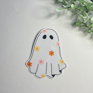 Cute Ghost Sticker with Flowers – Boho Ghost Vinyl Decal, Spooky Aesthetic, Halloween Ghost Kawaii, Laptop Water Bottle Decor, Kindle