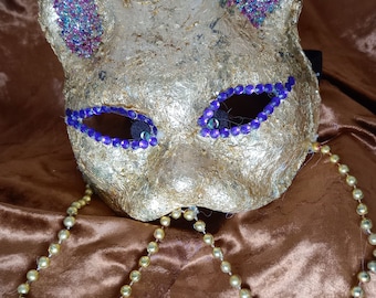 Masque de chat « Mardi G » en or 24 carats avec une bonne sangle. Masque en leurre