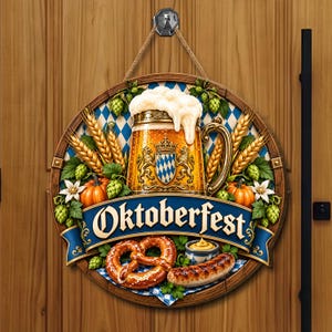 Op de afbeelding: Een rond houten wandbord met een bierpul met schuim, korenaren, groene hop, pompoenen, een krakeling en een worst. Een blauwe banner in het midden toont de tekst Oktoberfest in witte letters op een blauw-wit ruitpatroon.