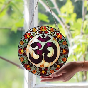 Om glas-in-loodraam suncatcher – heilig symbool spiritueel decor | Yoga-meditatiepaneel | Vredig cadeau voor liefhebbers van mindfulness en zen