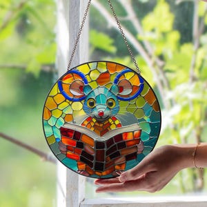 Mouse Reading Book Stained Glass Suncatcher – Cozy Literary Animal Decor | Whimsical Book Nook Art | Cute Gift for Book & Nature Lovers