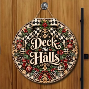Könnte beinhalten: Ein rundes Holzschild mit dem Schriftzug Deck the Halls in eleganter weißer Schrift. Das Design zeigt eine schwarz-weiß karierte Schleife, rote Ornamente, grüne Stechpalmenblätter, Tannenzapfen und goldene Verzierungen auf schwarzem Grund.