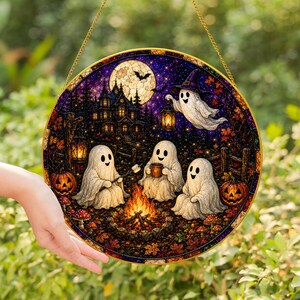 Attrape-soleil en vitrail avec fantômes amusants autour d'un feu de camp pour Halloween, décoration de camping chaleureuse, cadeau d'automne effrayant - Cadre doré