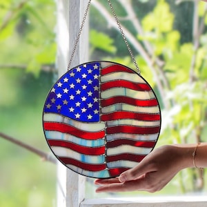 Gebrandschilderd glas-suncatcher Amerikaanse vlag – patriottische raamdecoratie | Handgemaakte rood-wit-blauwe kunst | VS-cadeau voor veteranen en vrijheidsliefhebbers