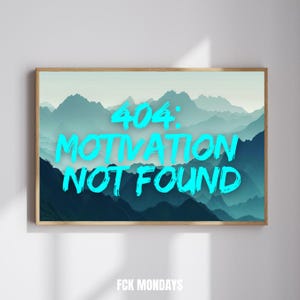 Puede incluir: Una impresión enmarcada con un paisaje de montaña azul y verde. El texto "404: MOTIVATION NOT FOUND" está escrito en azul brillante.