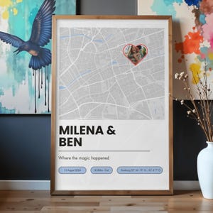 Może przedstawiać: Oprawiony pionowy plakat przedstawiający szarą mapę ulic z sercowatym zdjęciem pary. Tekst zawiera napisy MILENA & BEN, Where the magic happened, 15 August 2024, 8:00Am - End oraz Hamburg 53° 34' 19" N, 10° 4' 7" O.