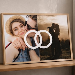 Könnte beinhalten: Gerahmter Foto-Druck mit zwei Bildern. Links ein sich umarmendes Paar, rechts eine küssende Silhouette. Ein weißes Doppelring-Design überlagert die Bilder. Der Rahmen ist hellbraun.