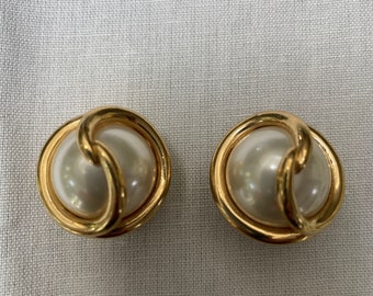 Classic vintage Ciner luster pearl clip-on earrings  circled in beautiful gold plate swirl gorgeous condition!