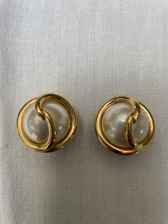 Classic vintage Ciner luster pearl clip-on earrin… - image 1