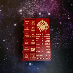 Puede incluir: Un tablero de juego rojo con texto dorado y un diseño de cabeza de Medusa. El tablero tiene varios textos y símbolos relacionados con el juego, incluyendo "Strike Last", "Control" y "Run & Charge". El fondo es una escena espacial estrellada.