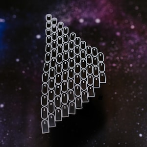 Może przedstawiać: Grafika białego, trójkątnego układu ponumerowanych, kapsułkowatych obiektów na ciemnym, gwiaździstym tle. Każda kapsułka jest ponumerowana od 1 do 11. Tło to mieszanka fioletu, niebieskiego i czerni.