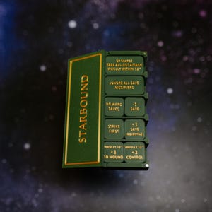 Könnte beinhalten: Ein grünes und goldenes Starbound-Spielteil mit weißem Text. Der Text enthält "STARBOUND", "ON CHARGE", "FREE ALL-OUT ATTACK", "IGNORE ALL SAVE MODIFIERS", "NO WARD SAVES", "STRIKE FIRST" und "TO WOUND CONTROL".