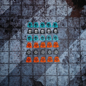 Puede incluir: Una taza de cerámica blanca con un asa negra y el texto "But First, Coffee" en negro, con una fuente de estilo manuscrito. La taza está sobre una superficie blanca.