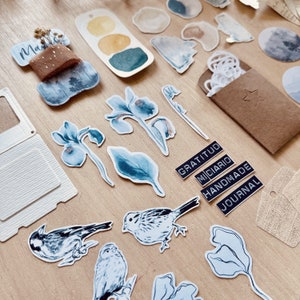 Kit de bricolage n2. Coffret contenant plus de 60 éléments tels que des autocollants, du washi et des prédécoupes pour décorer les projets de Scrapbooking et de Journal. Laura Inguz image 6