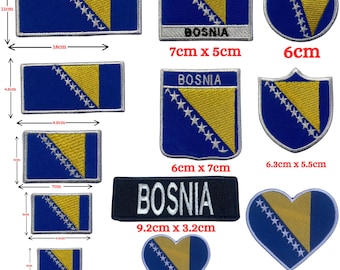 Könnte beinhalten: Eine Sammlung bestickter Aufnäher mit der Flagge von Bosnien und Herzegowina in verschiedenen Formen wie Rechtecken, Kreisen, Schilden und Herzen. Einige Aufnäher enthalten den Text BOSNIA. Die Maße reichen von 3 cm bis 18 cm.