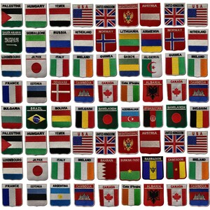 Könnte beinhalten: Eine Sammlung von 48 gestickten Bügelbildern mit Flaggen aus verschiedenen Ländern. Die Patches sind in einem Raster angeordnet und alle im gleichen Stil, mit einer schildförmigen Umrandung und einem weißen Hintergrund. Die Flaggen sind alle bunt und detailliert.