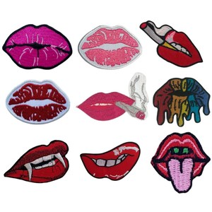 Può includere: Set di nove toppe ricamate da stirare con diverse labbra colorate, tra cui una labbra rosse con una sigaretta, una labbra arcobaleno e una labbra da vampiro.