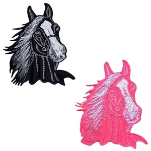 Pode incluir: Dois patches bordados para passar a ferro com a imagem de uma cabeça de cavalo. Um patch é preto com detalhes brancos e o outro é rosa com detalhes brancos.