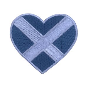 Può includere: Una toppa a forma di cuore blu e bianca con il design della bandiera scozzese. La toppa è ricamata con cuciture bianche su uno sfondo blu.