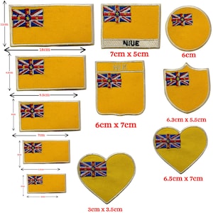 Könnte beinhalten: Eine Sammlung gelber Stoffaufnäher mit der Flagge von Niue. Die Aufnäher haben verschiedene Formen, darunter Rechtecke, Kreise und ein Herz. Die Größen variieren, die größte misst 18 cm x 11 cm. Die Niue-Flagge zeigt den Union Jack in der oberen linken Ecke.