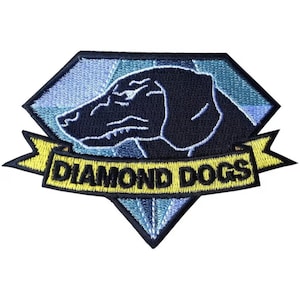 Puede incluir: Parche bordado de Diamond Dogs con una cabeza de perro negra en un diamante azul con una pancarta amarilla que dice "DIAMOND DOGS".