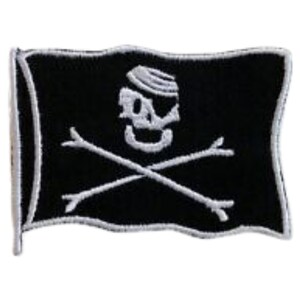 Könnte beinhalten: Schwarze Piratenflagge mit einem weißen Totenkopf und gekreuzten Knochen, die darauf gestickt sind.