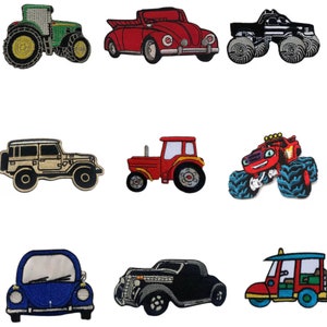 以下が含まれることがあります： 様々な車両をモチーフにした、アイロン接着式の刺繍ワッペン10個セット。赤いトラクター、緑のトラクター、赤いピックアップトラック、黒いモンスタートラック、青い車、黒い車、ベージュのジープ、赤いモンスタートラック、青い車、赤と青のゴルフカートなどがあります。